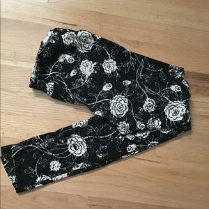 OS LuLaRoe black leggings with white roses.